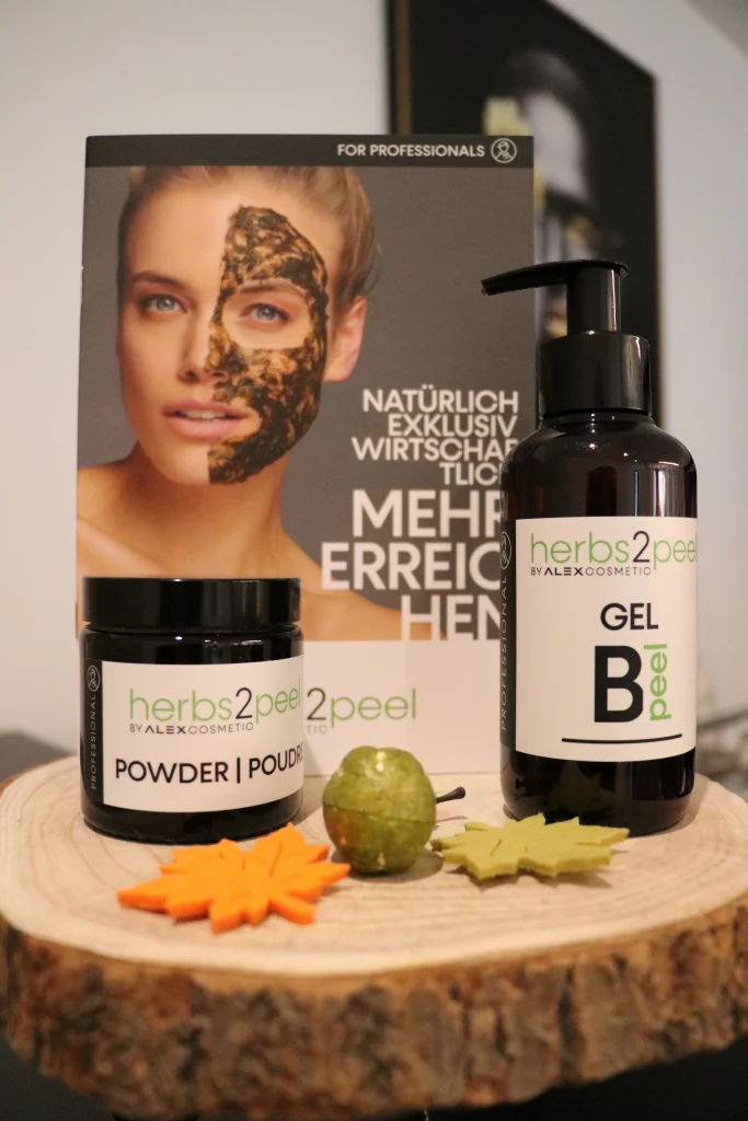 Produktbild von herbs2Peel Powder und B Peel Gel von Ales Cosmetics auf einem Holdbrett in Form einer Baumstammscheibe dem Besprechungstisch von Mission immerschön.