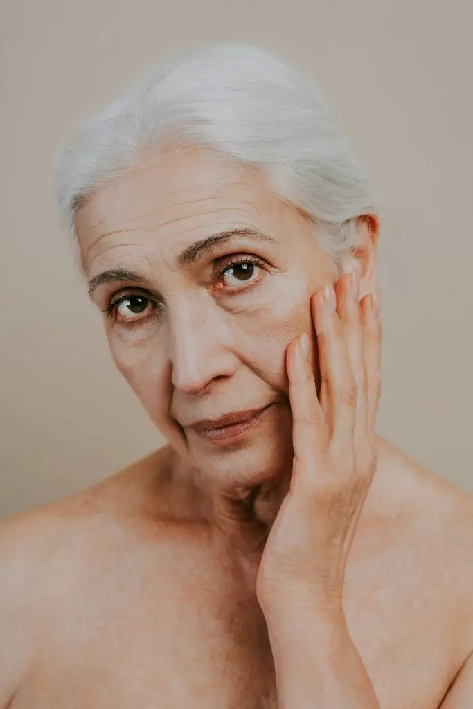 unglückliche ältere Frau mit Falten im Gesicht vor der Anti Aging Behandlung bei Mission immerschön